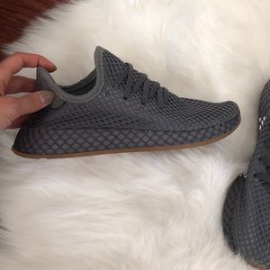 Adidas Deerupt shoe barely worn and lightweight!